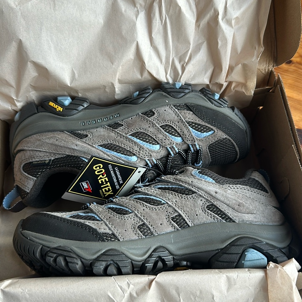 BRAND NEW IN THE BOX MERRELL WOMENS HIKING SHOES